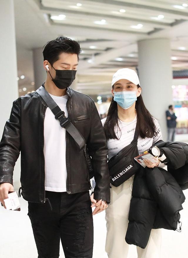 窦骁何超莲游玩随拍,女友美貌依旧,窦骁剪寸头染金发,颜值下滑_网友