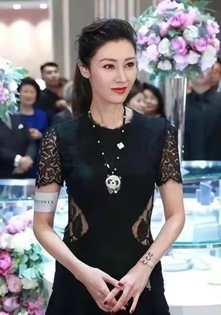 李嘉欣出席活动,53岁了依旧美若天仙,这才是香港小姐该有的样子