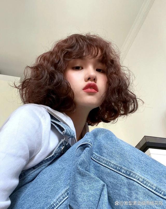 松软耐看的短发全头烫