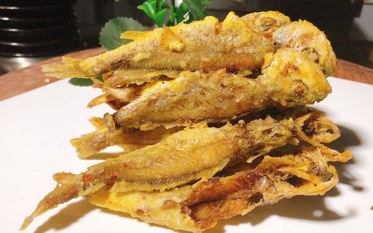 【干炸小黄鱼】大厨教你做香酥小黄鱼,简单3步不油腻,原来还能这样