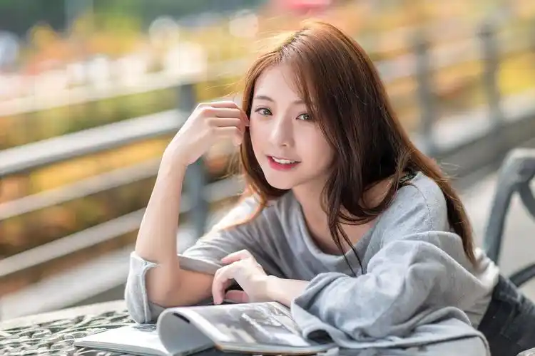 看书的清纯长发女生电脑背景图片-美女-3g电脑壁纸图片