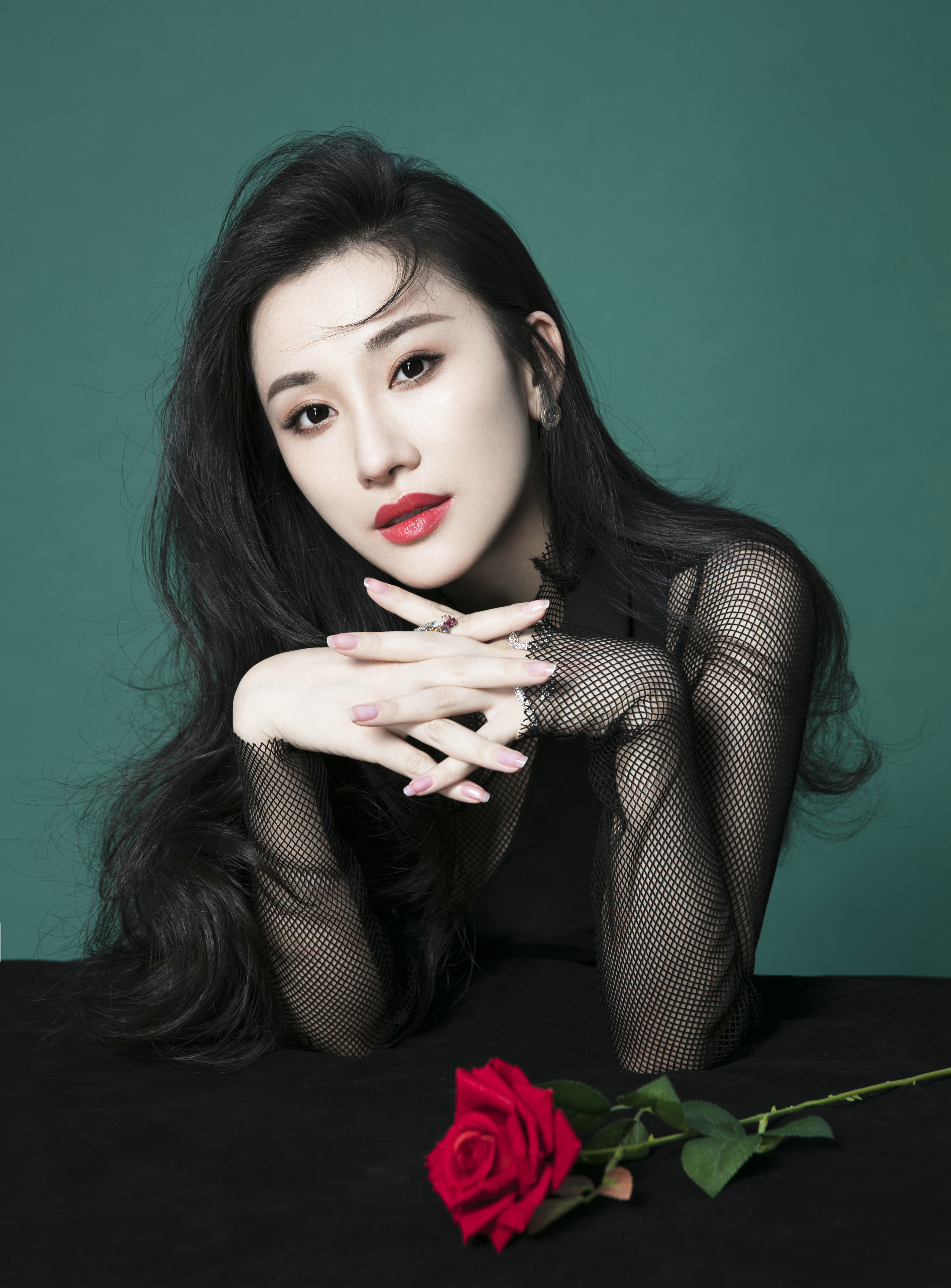 李雷和韩梅梅热映麻辣教师朱子岩曝风情写真