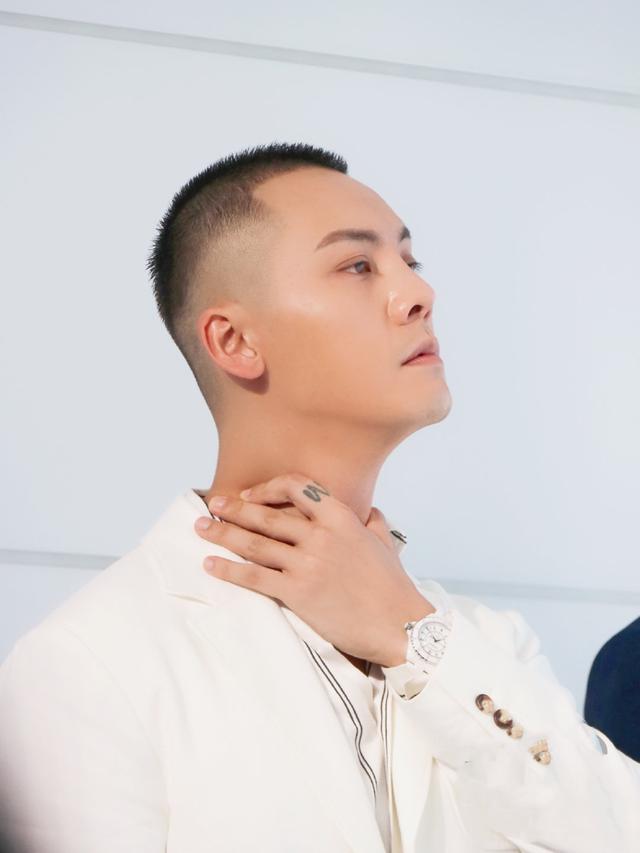 陈伟霆身穿白色西装现身活动,露额短发干练帅气特别有男人魅力!
