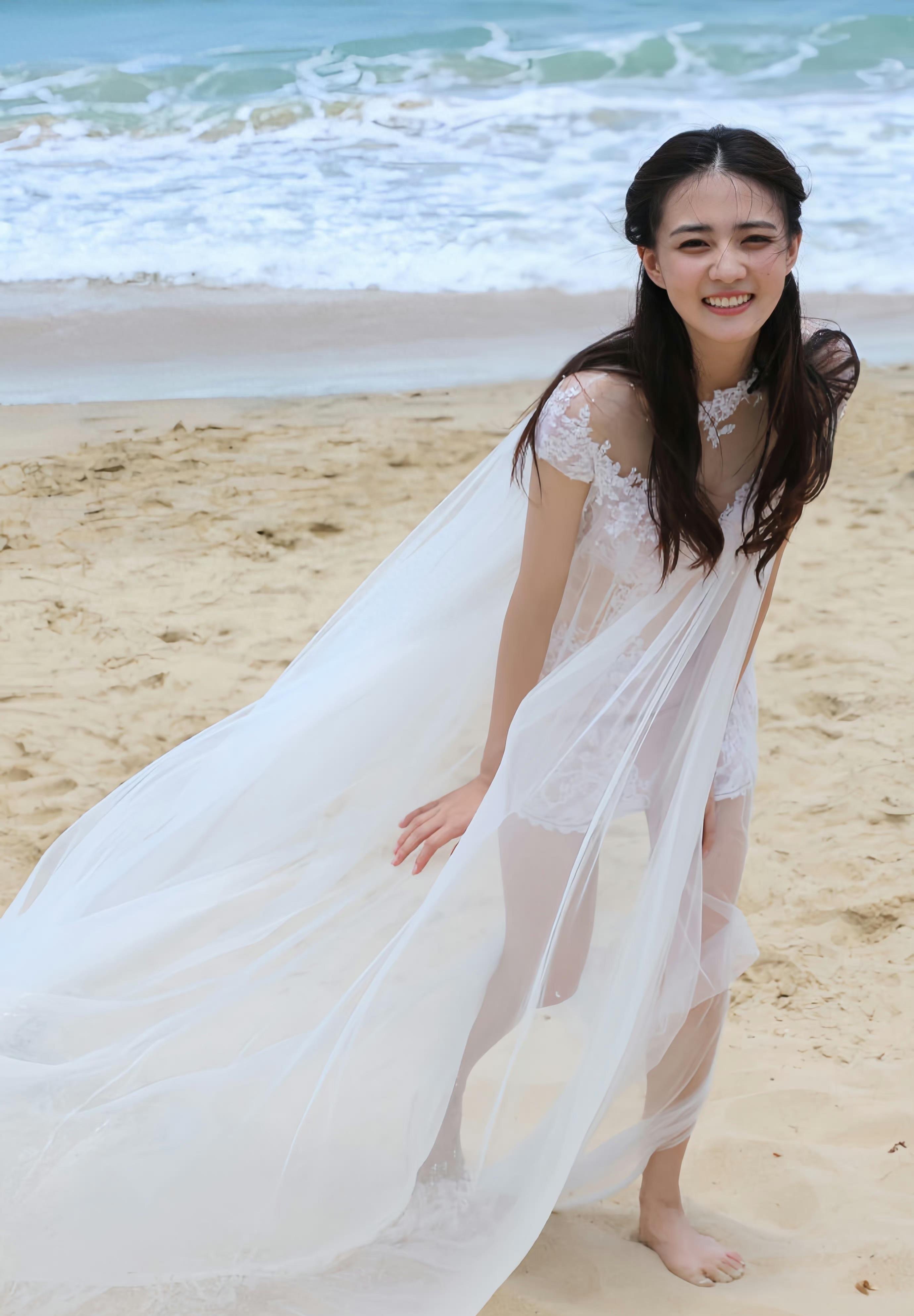 徐璐在海边拍摄大片,身穿单纱裙,甜美养眼,颜值清纯,造型独特!