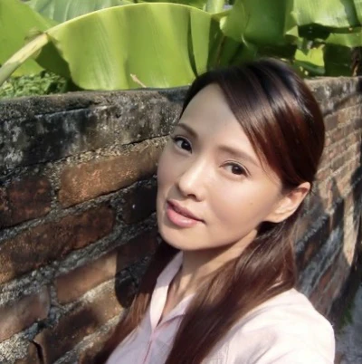 庾澄庆妻子张嘉欣与前妻伊能静对比!差距真的太大,难怪庾妈妈只接受她