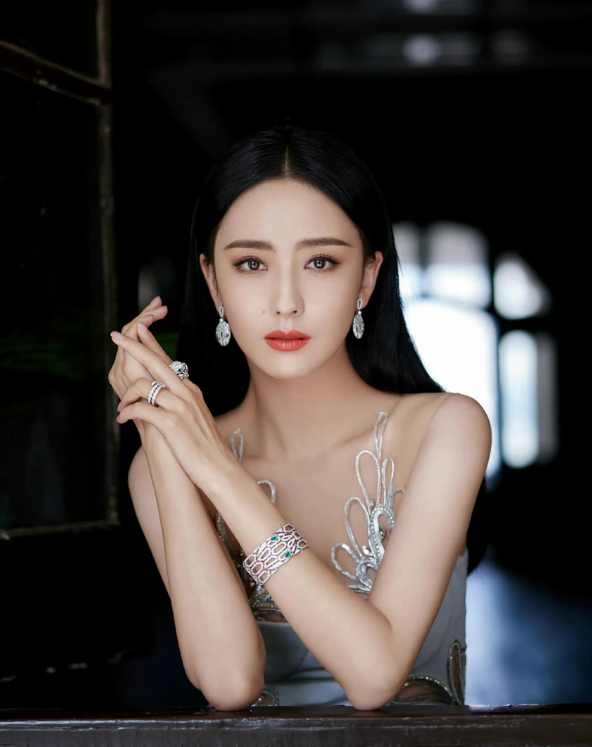 盘点新疆的五大美女明星,个个时尚迷人!哪一位让你心动呢?