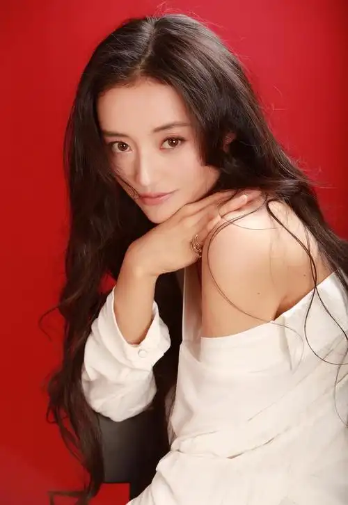 秦雪90年出生于山东省毕业于河北传媒学院中国内陆女演员