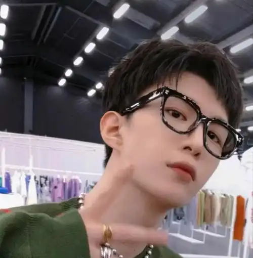 范丞丞你可能没见过的一些照片耶r