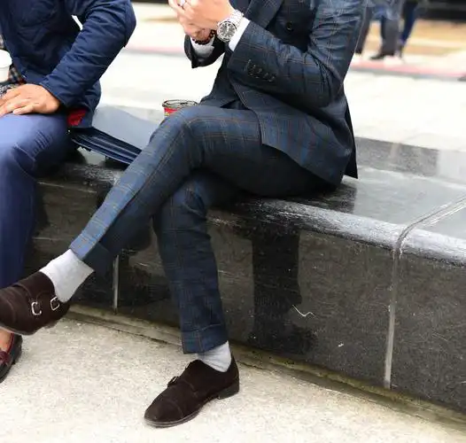 穿黑皮鞋配白袜子真的是很丢人吗?_搭配_七丽女性网