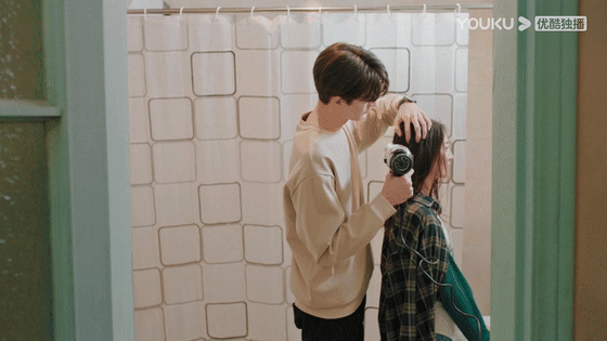 郑素年真的好宠邵雪啊,怕邵雪着凉赶紧把自己的衣服给邵雪披上