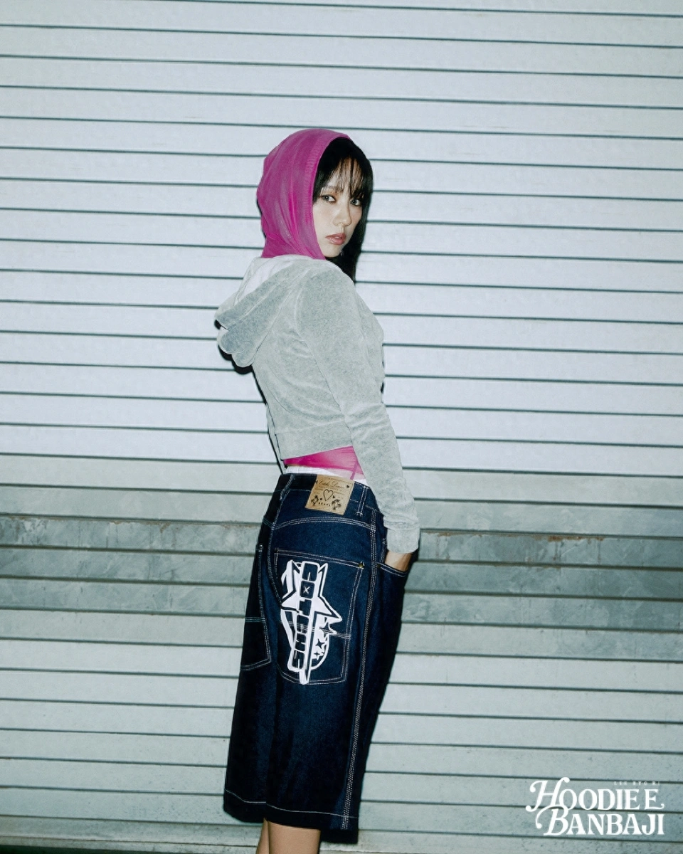 李孝利能否再次带起新流行,新曲概念照公开,感性街头造型引关注-腾讯