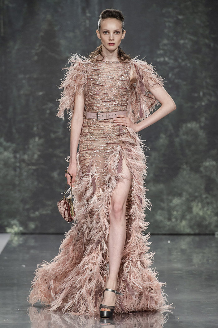 时尚秀:模特女神优雅穿搭,造型与众不同,展现潮流韵味.