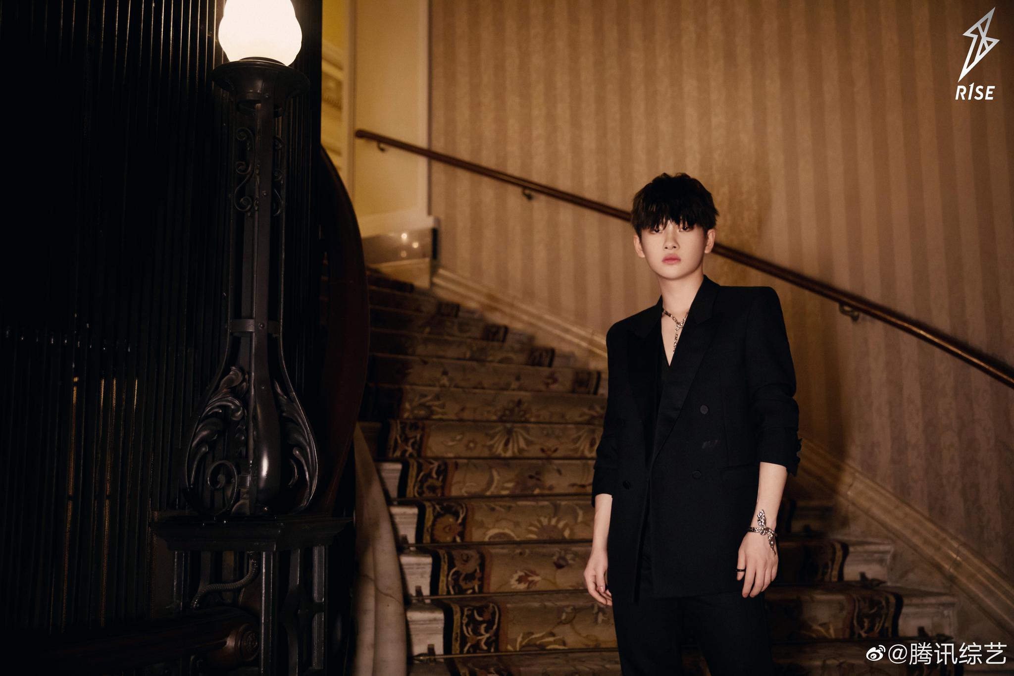 贵族王子r1se周震南来啦南南身穿黑色深v西装