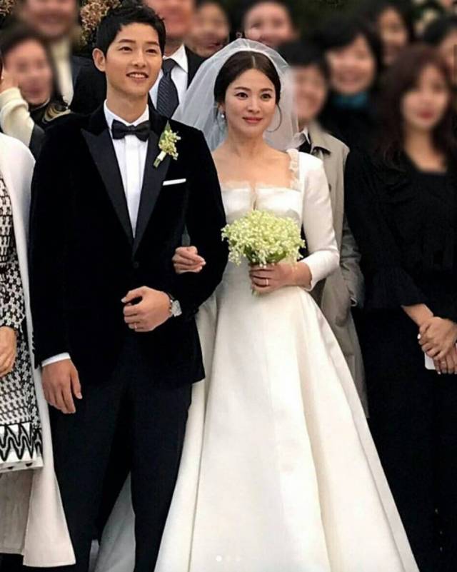 新郎新娘的礼服均来自dior,而宋慧乔的婚纱更是由dior女装创意总监