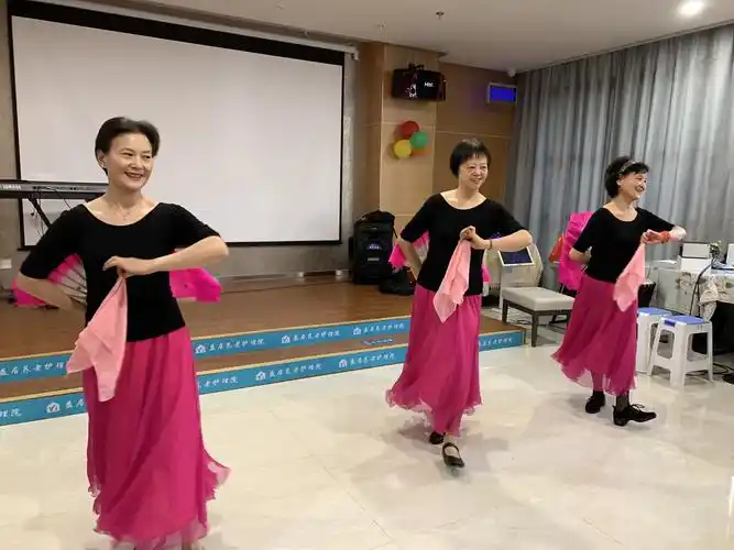 团队与南京十三中学雷锋爱心志愿团队赴养老院看望老人并共度国庆佳节