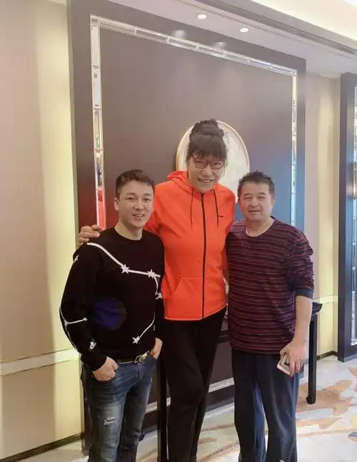 60岁毕福剑被曝生下二胎,儿子正脸曝光