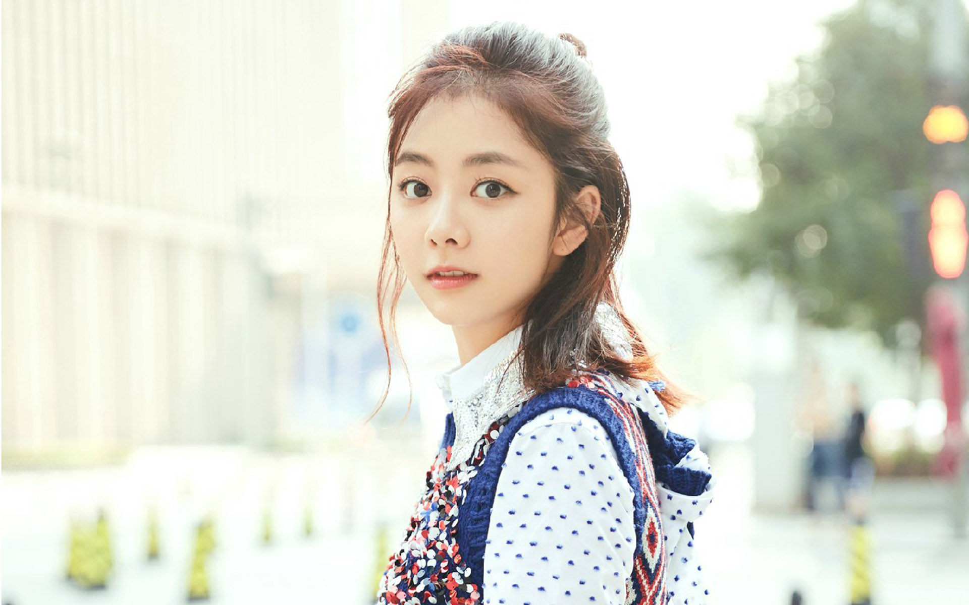 清纯美女明星谭松韵清新街拍图片桌面壁纸高清大图预览1920x1200_大陆