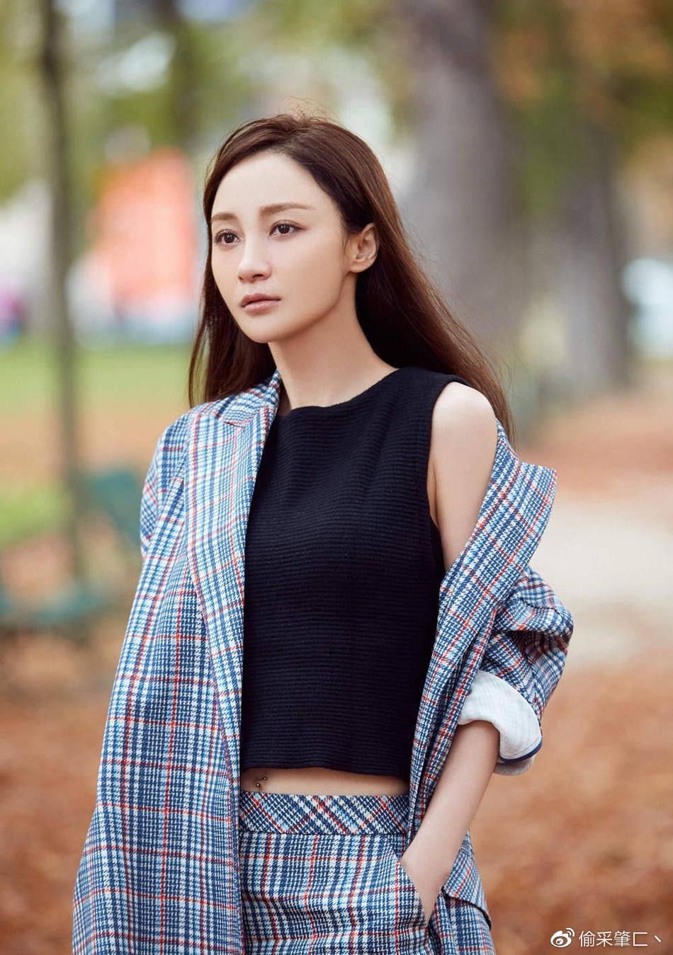 姚笛在他的社交平台上晒出自己有了归属,并附有一张捧玫瑰的照片