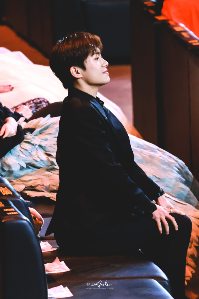 易烊千玺我可要坐直啦##微博之夜