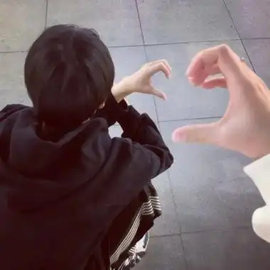 情侣比心手势情侣头像图片大全