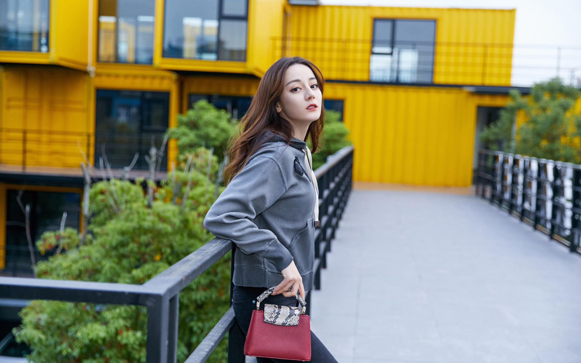 迪丽热巴时尚街拍高清桌面壁纸