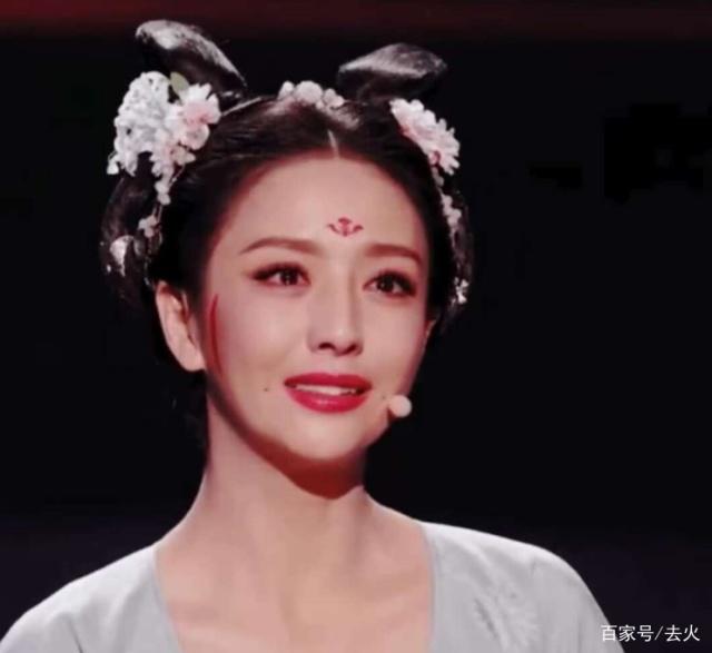 刘亦菲没hold住的"花黄妆",佟丽娅驾驭住了,不愧是古装女神