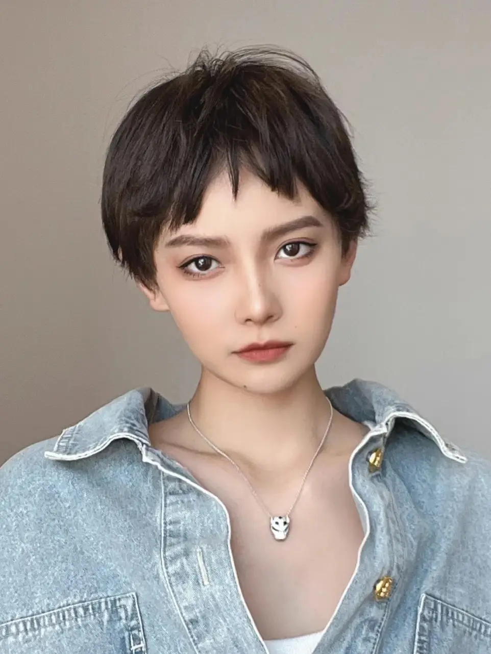 女士短发怎么剪,露耳短发搭配不规则刘海,效果真不赖_发型_脸型_气质