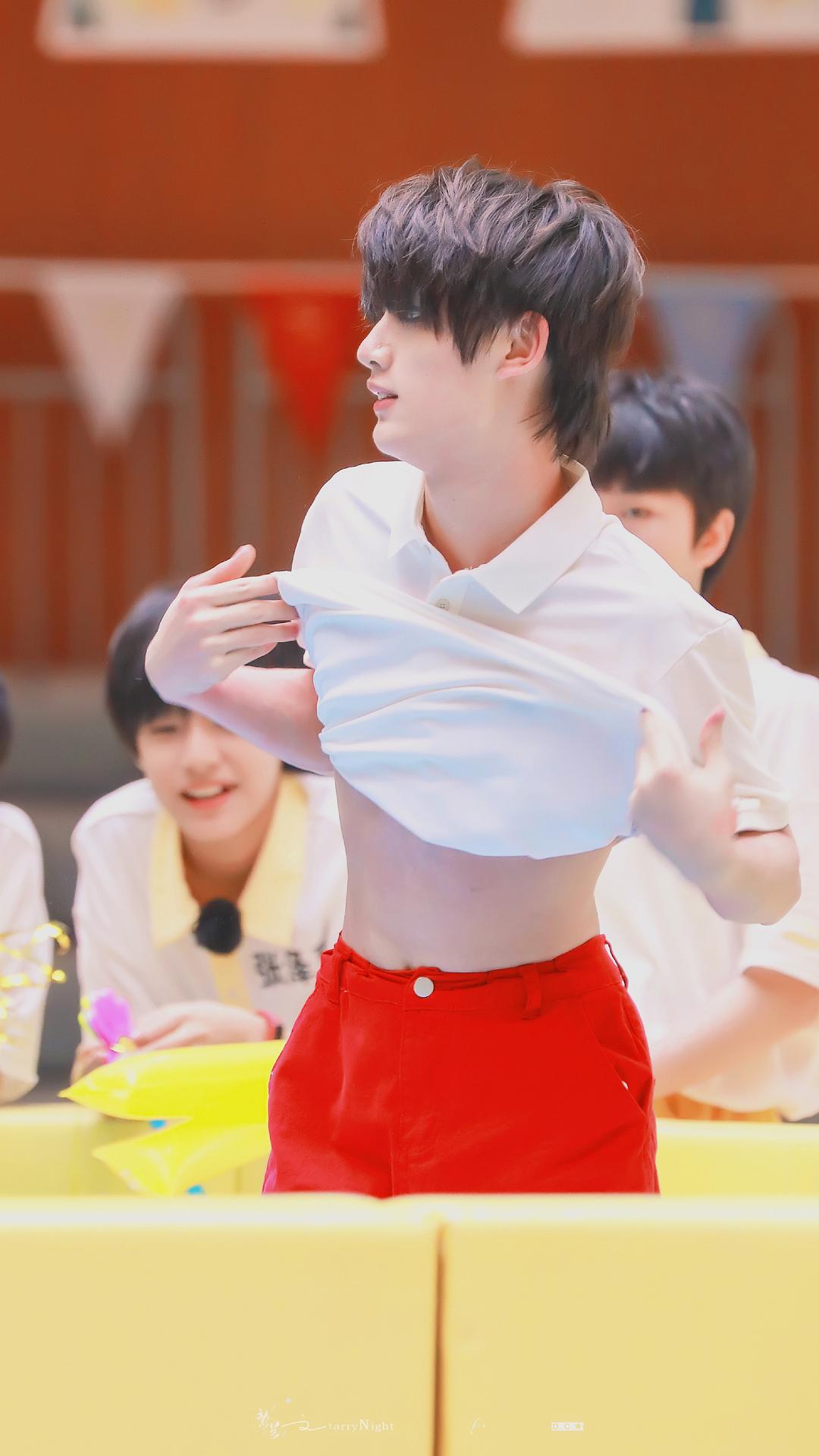 丁程鑫的腹肌是不是没了