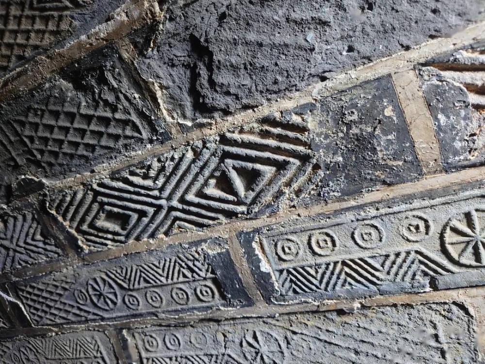 在暂厝停柩处内发现,其所用材料为多种形制汉砖及少量宋砖等.