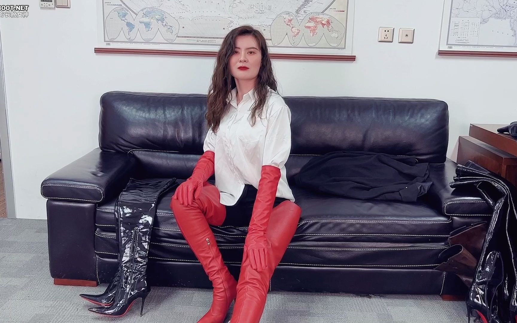 一个人的红色超长超长大腿靴展示 超长的红色皮手套-来自东方长靴女神
