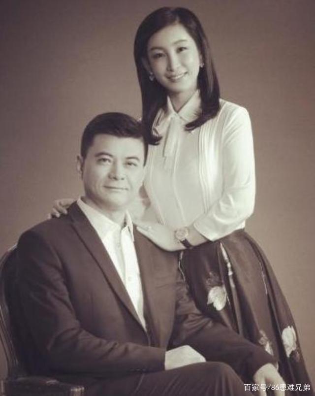 非常融洽,一家三口也是十分幸福,反之已经51岁的前妻唐静却一直单身