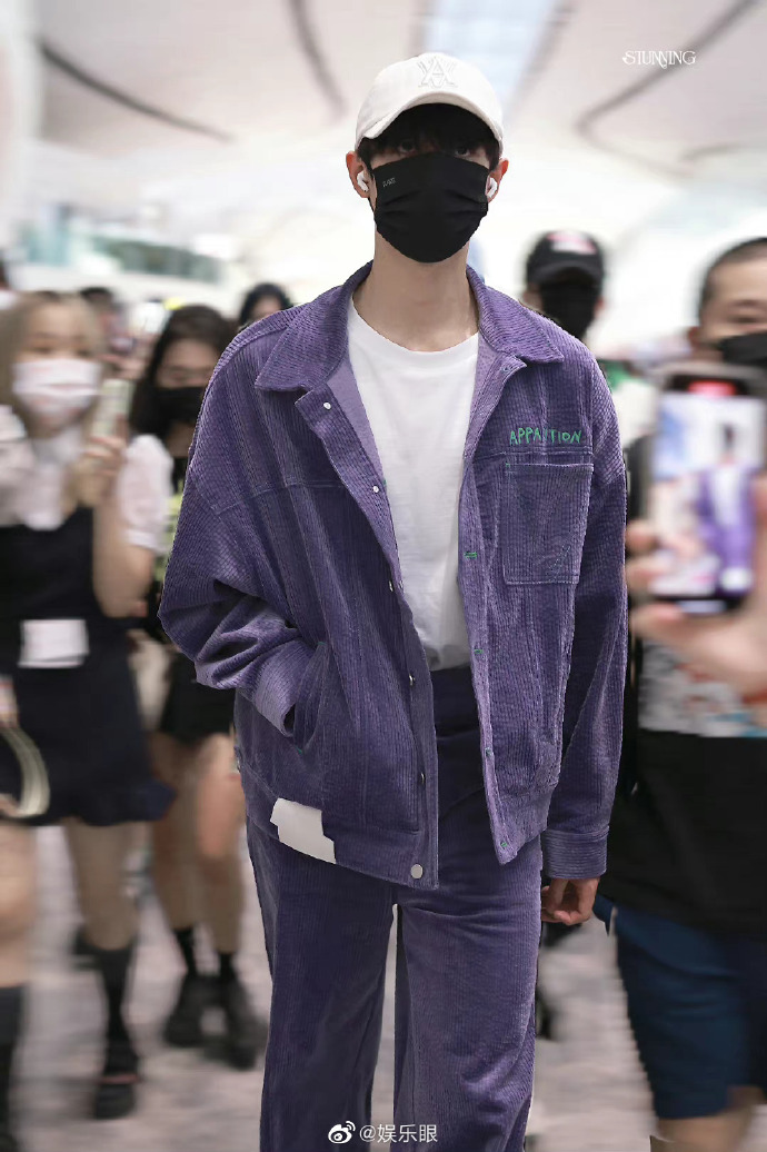 朱志鑫 王牌ace#朱志鑫今日份机场饭拍look是香芋紫味的初秋少年～谁