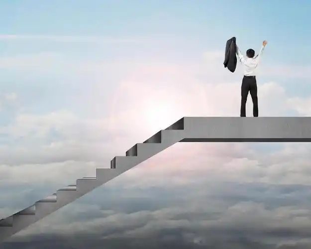 商务男性等上楼梯顶部云层里伸开双臂励志胜利成功胜利兴奋激动开心