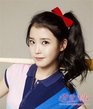 玩发型 马尾辫 梳马尾的时候额头前面怎么多出两柳头发 偏分的刘海,梳