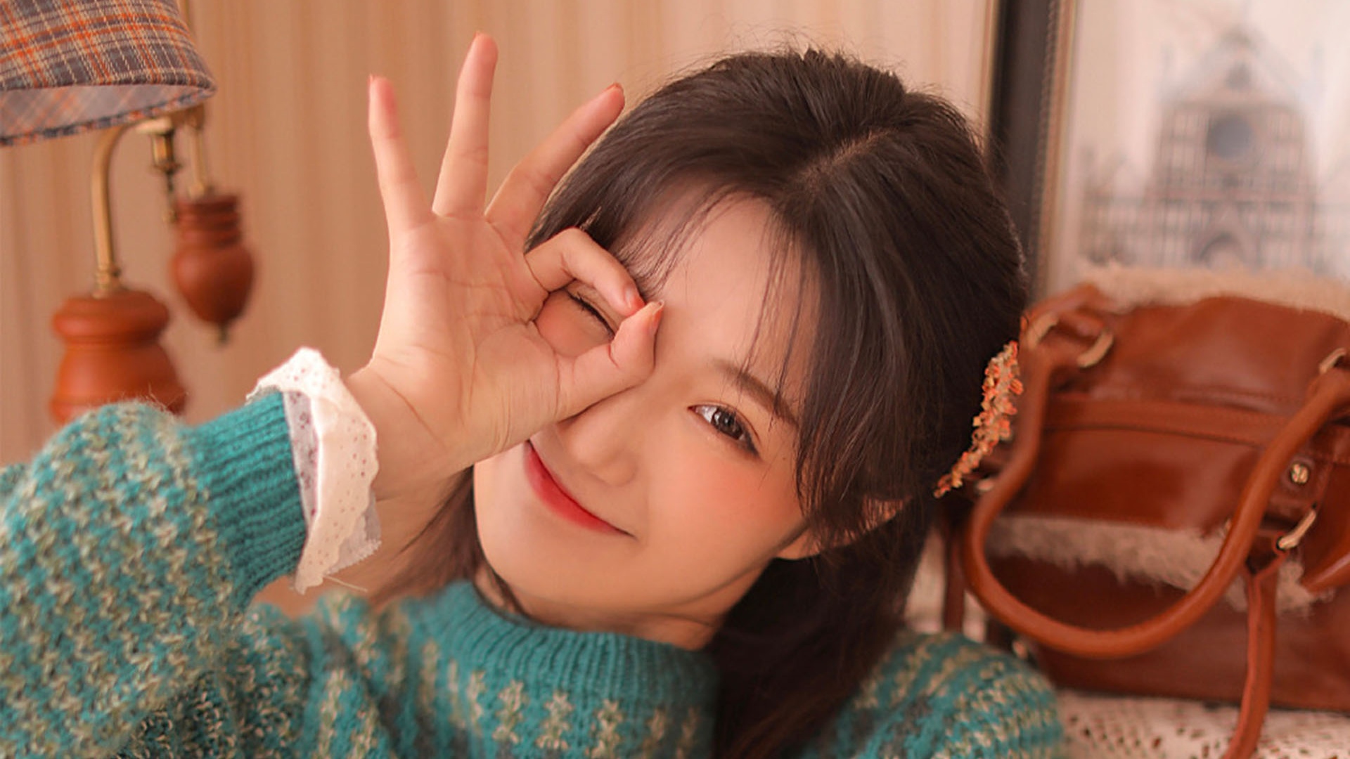 可爱美少女居家写真图片桌面壁纸壁纸