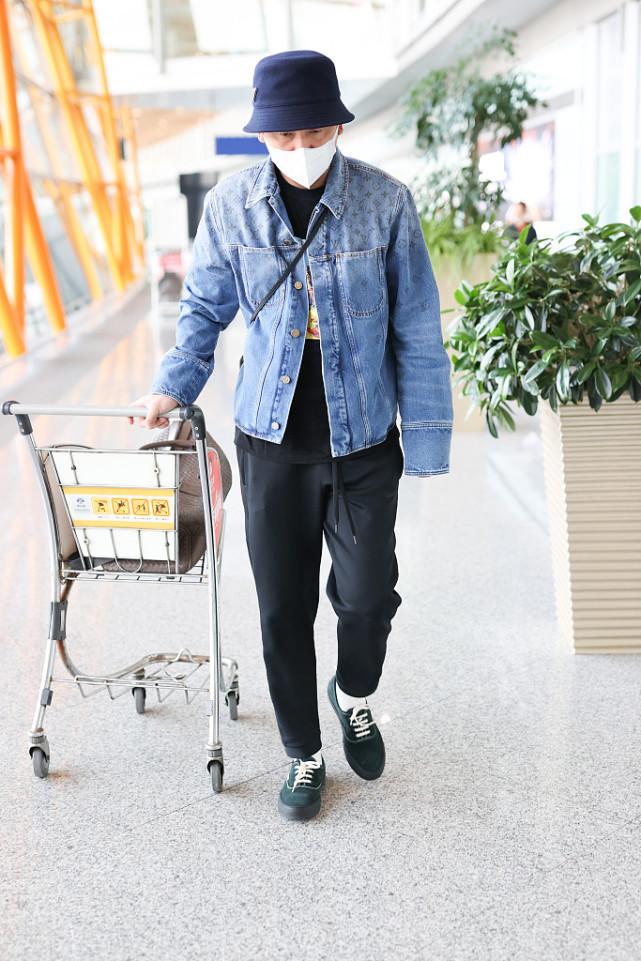 37岁雷佳音造型显油腻牛仔夹克穿成潮男这些风格很减龄