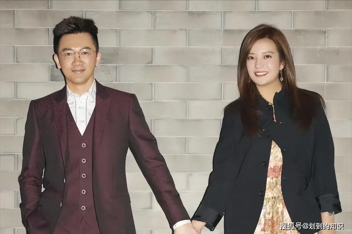 消失多年后,赵薇罕见跟网友互动,49岁的她后悔了吗?