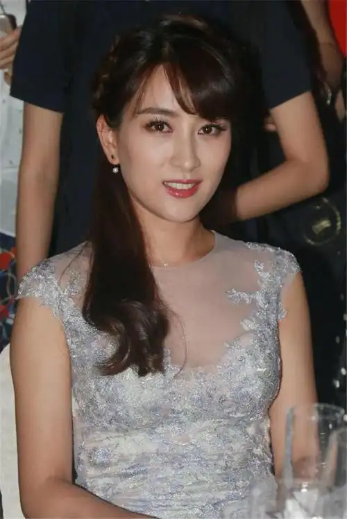 马苏穿半透明蕾丝裙参加宴会网友美不美看男演员眼神就知道了