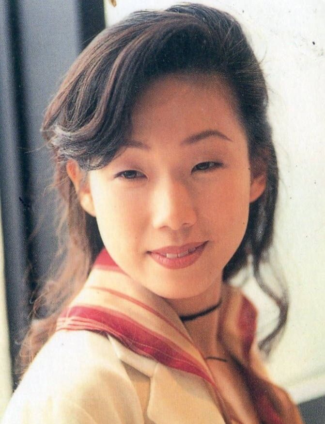 香港乐坛十大天后女歌星出道时间和芳龄 看看她们年轻时美照