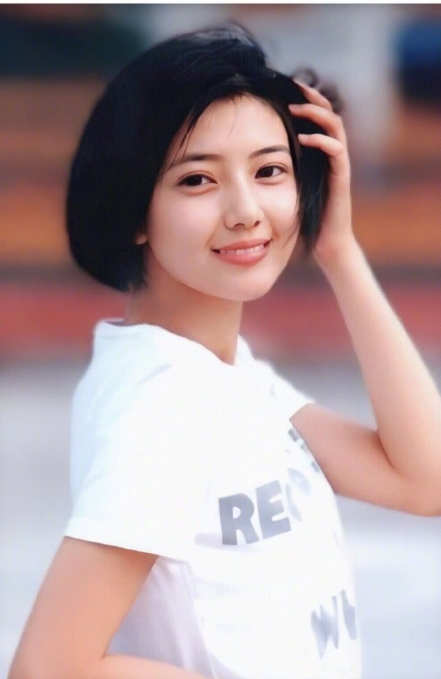 也散发出很温柔的气息,这张照片一眼看去,那么水嫩清纯的高圆圆,身上