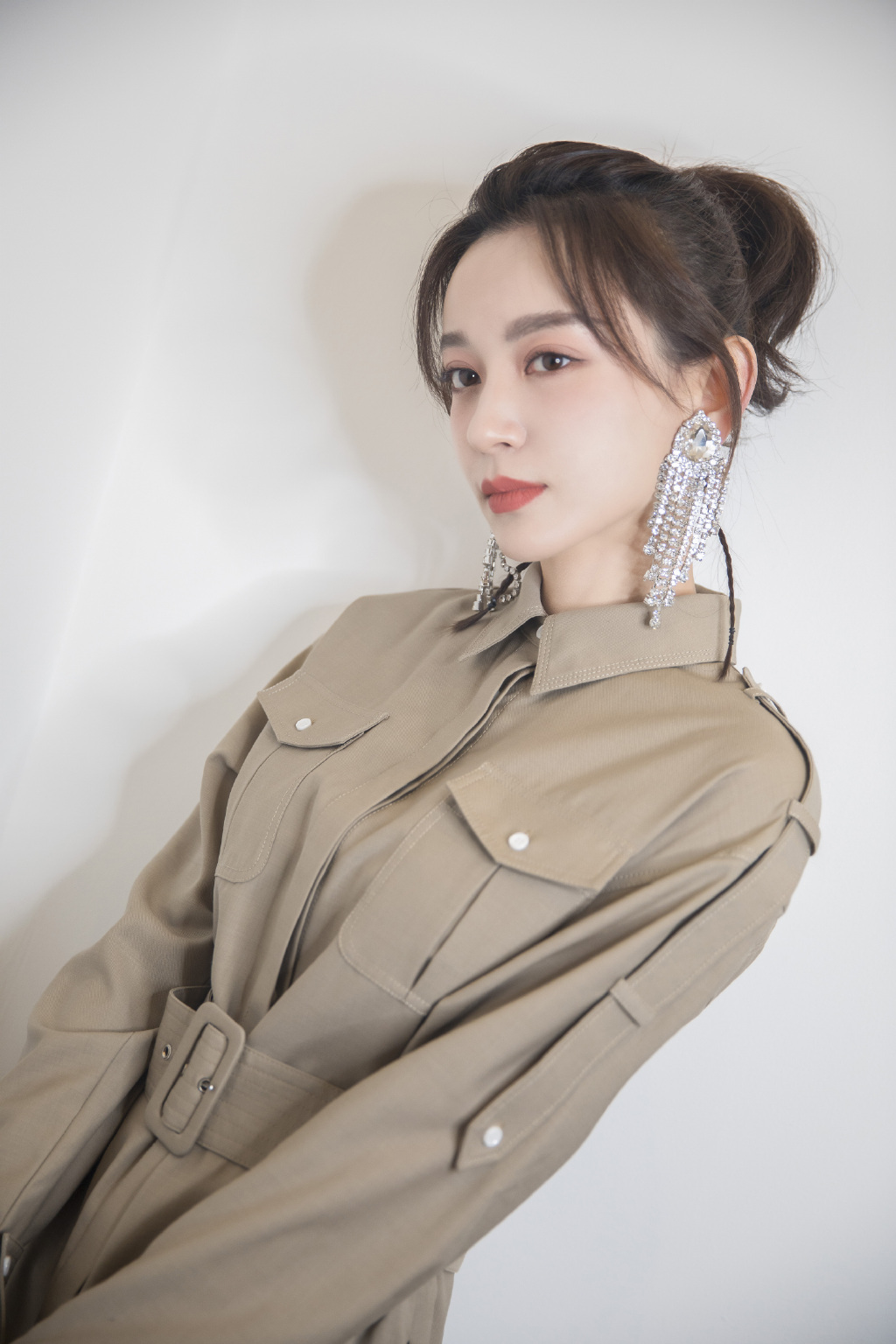 施诗,出生于安徽,毕业于北京电影学院表演系,中国内地90后女演员.