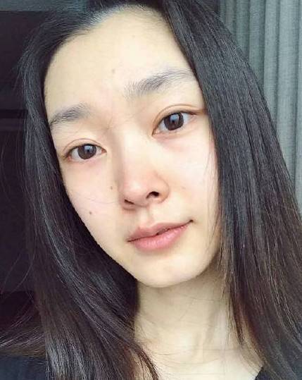 女星素颜的样子:关晓彤黑眼圈,宋轶双眼皮明显,刘亦菲太真实!