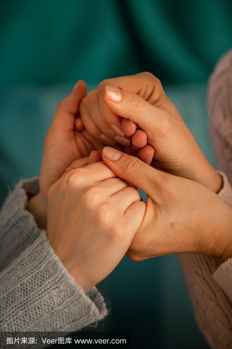 母亲和女儿手牵着手