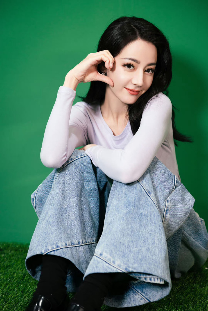 迪丽热巴六一超话翻牌#迪丽热巴脸颊比心三连 太可爱啦