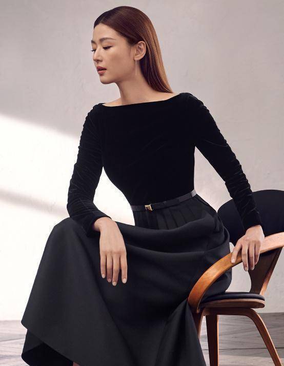 37岁全智贤秀身材不简单,短裙开叉到大腿根,看完这腿我心服口服_造型