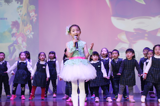 演唱公益歌曲《阳光下的微笑》