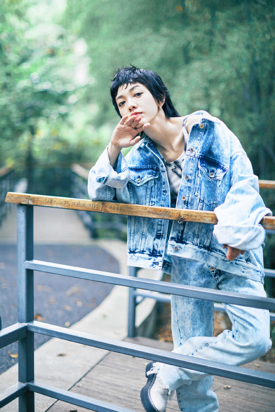 原创郭采洁终于开窍穿蓝色印花连衣裙配短发比平常个性造型美太多