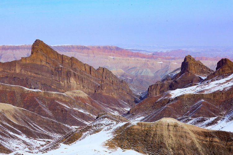 绿水青山丨新疆呼图壁:浴雪丹霞更雄奇