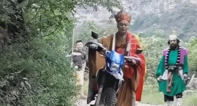 演员休息时都在干嘛?第一张我忍住了,杨紫这张我可以笑一整天