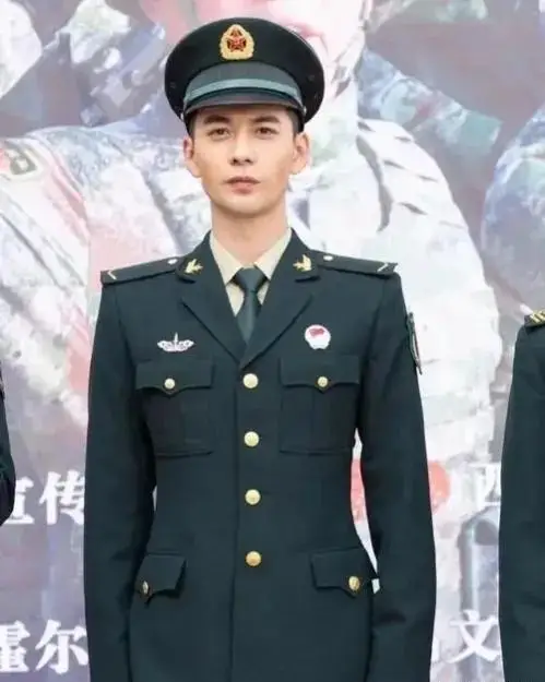 男星军装照大pk,陈伟霆最帅气,朱亚文,欧豪最有男子气概